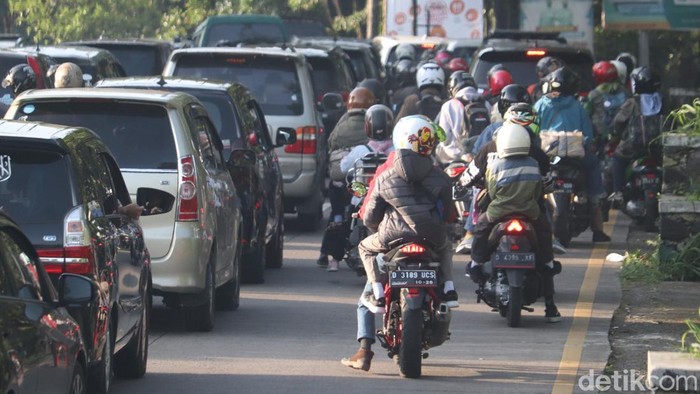 Arus mudik di Nagreg, Kabupaten Bandung, Minggu (23/4/2023).