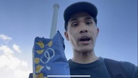 Terakhir ada momennya saat keliling Australia sambil menikmati camilan berupa snack kemasan berwarna biru. Foto: Instagram/YouTube Awbimax