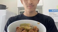 Nah, kalau yang satu ini adalah momen Bima saat masak orek tempe. Ia bahkan sangat lihat saat memasak masakan Indonesia tersebut. Foto: Instagram/YouTube Awbimax