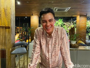 Baim Wong Tetap Santai Makan Sahur Meski Rumah Kebanjiran