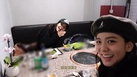 Bersama Lisa, Jisoo juga mengajak member BLACKPINK paling muda itu makan BBQ Korea di London. Wah, aneka daging panggang sudah siap dinikmati nih!  Foto: YouTube HaengbongJisoo 103%  