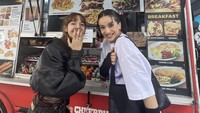 Hangout bareng Rosalia, Lisa BLACKPINK mencicipi sajian food truck di Los Angeles. Kira-kira beli burger nggak ya?  Foto: rosalia.vt