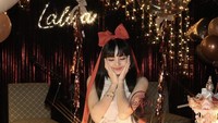 Belum lama ini Lisa BLACKPINK merayakan ulang tahun di negara asalnya, Thailand. Ditemani orang-orang terdekat, ia juga mendapat banyak kue ulang tahun cantik dan enak. Foto: lalalalisa_m