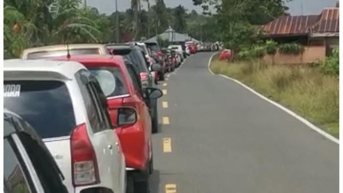 Kemacetan panjang terjadi di Jalan Poros Bone-Sinjai, Kabupaten Bone, Sulawesi Selatan (Sulsel) karena ada acara reuni SMP.