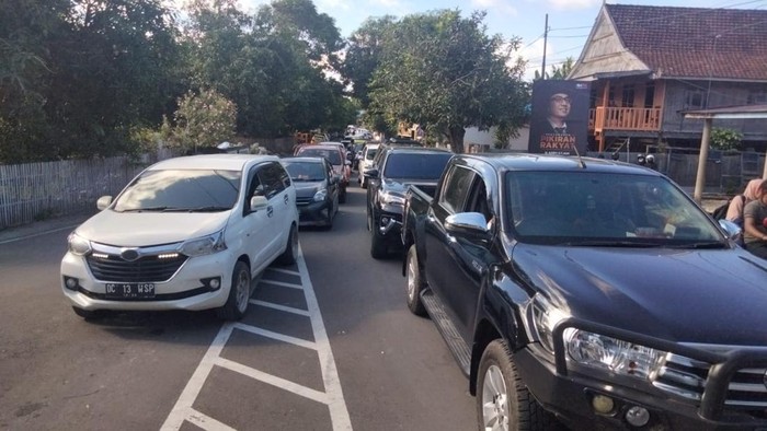 Antrean kendaraan terjadi di pintu masuk Tanjung Bira, Bulukumba, Sulawesi Selatan (Sulsel).