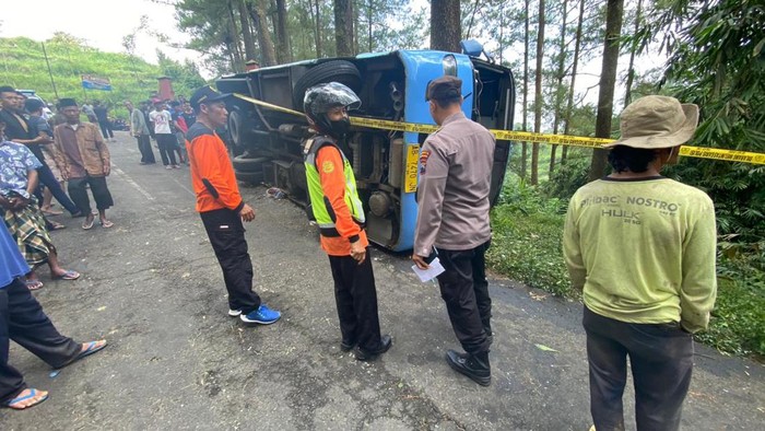 Bus yang membawa rombongan besan dari Bantul terguling di Pakis, Magelang.