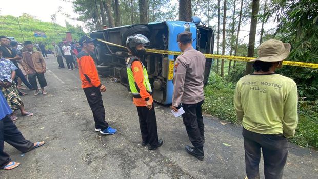 Bus yang membawa rombongan besan dari Bantul terguling di Pakis, Magelang.