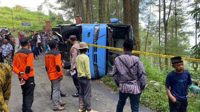 Bus terguling di Kecamatan Pakis, Kabupaten Magelang.