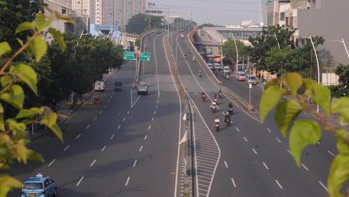 Ditinggal Mudik, Jalan Protokol Jakarta Sepi INDONESIA, JAKARTA, APRIL - 23 : Several sections of Jakarta's main roads were left empty when their residents left for their Eid homecoming in their respective villages in Jakarta, on April 23, 2023. Jakarta, which is observed to be quiet, is because the residents who occupy Jakarta are immigrants from several provinces in Indonesia, so quiet the travel time is faster. On normal days, there are always long traffic jams, because of the density of vehicles crossing the route, the government sets joint leave for Eid al-Fitr. 1444/2023 on 19-25 April 2023 The determination of the Eid holiday together is in accordance with President Joko Widodo's directives on 24 March 2023. (Photo by Dasril Roszandi/Anadolu Agency via Getty Images)