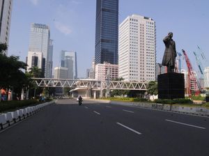 Jalanan Jakarta Lengang di Pagi Hari Pertama Tahun Baru 2024