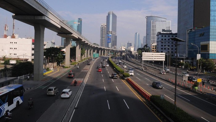 Ditinggal Mudik, Jalan Protokol Jakarta Sepi INDONESIA, JAKARTA, APRIL - 23 : Several sections of Jakarta's main roads were left empty when their residents left for their Eid homecoming in their respective villages in Jakarta, on April 23, 2023. Jakarta, which is observed to be quiet, is because the residents who occupy Jakarta are immigrants from several provinces in Indonesia, so quiet the travel time is faster. On normal days, there are always long traffic jams, because of the density of vehicles crossing the route, the government sets joint leave for Eid al-Fitr. 1444/2023 on 19-25 April 2023 The determination of the Eid holiday together is in accordance with President Joko Widodo's directives on 24 March 2023. (Photo by Dasril Roszandi/Anadolu Agency via Getty Images)