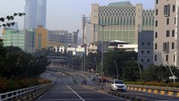 Pada hari biasa selalu terjadi kemacetan panjang, karena padatnya kendaraan yang melintasi jalur tersebut.