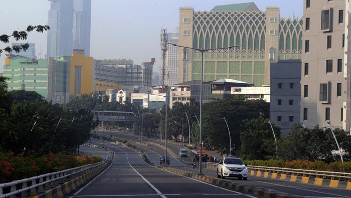 Ditinggal Mudik, Jalan Protokol Jakarta Sepi INDONESIA, JAKARTA, APRIL - 23 : Several sections of Jakarta's main roads were left empty when their residents left for their Eid homecoming in their respective villages in Jakarta, on April 23, 2023. Jakarta, which is observed to be quiet, is because the residents who occupy Jakarta are immigrants from several provinces in Indonesia, so quiet the travel time is faster. On normal days, there are always long traffic jams, because of the density of vehicles crossing the route, the government sets joint leave for Eid al-Fitr. 1444/2023 on 19-25 April 2023 The determination of the Eid holiday together is in accordance with President Joko Widodo's directives on 24 March 2023. (Photo by Dasril Roszandi/Anadolu Agency via Getty Images)