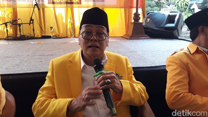 Ketua DPD Golkar DIY Gandung Pardiman saat memberikan keterangan, Minggu (23/4/2023).