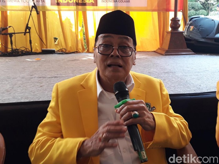 Ketua DPD Golkar DIY Gandung Pardiman saat memberikan keterangan, Minggu (23/4/2023).