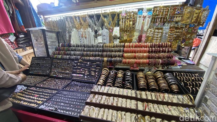 Emas Imitasi yang diperjual belikan di Pasar Tanah Abang