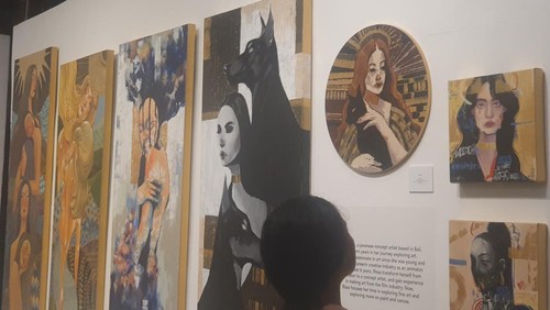 Empat pelukis surealis menggelar pameran seni bertajuk Stigma di Umas Seminyak, Badung, Bali. Pameran berlangsung hingga 7 Mei 2023.