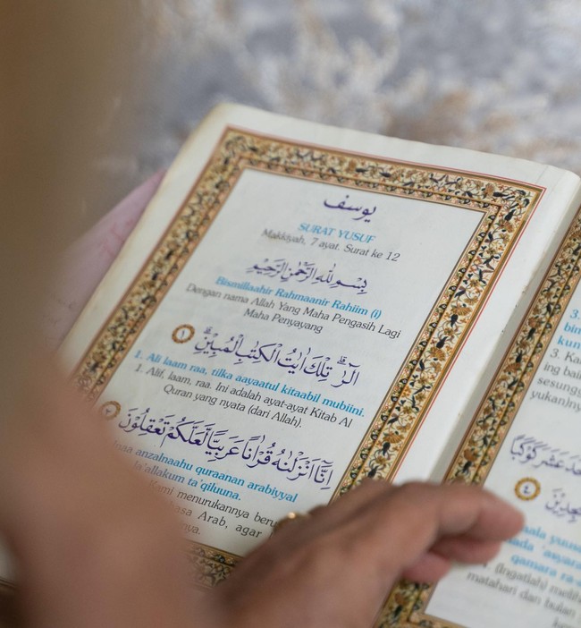 Momen pengajian 7 bulanan itu diunggah Estelle Linden ke akun Instagramnya. Dalam keterangan unggahannya Estelle mengucapkan terima kasih kepada suaminya yang mau ikut berpartisipasi walau masih belum lancar mengaji. Foto: Instagram/@estelleelinden