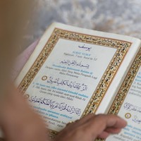 Momen pengajian 7 bulanan itu diunggah Estelle Linden ke akun Instagramnya. Dalam keterangan unggahannya Estelle mengucapkan terima kasih kepada suaminya yang mau ikut berpartisipasi walau masih belum lancar mengaji. Foto: Instagram/@estelleelinden