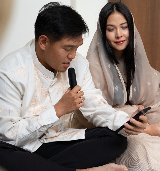 Estelle dan suami terlihat tampil kompak mengenakan busana berwarna krem dan coklat. Dalam foto terlihat sang suami yang begitu serius mengikuti acara pengajian untuk calon anak pertamanya. Foto: Instagram/@estelleelinden