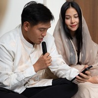 Estelle dan suami terlihat tampil kompak mengenakan busana berwarna krem dan coklat. Dalam foto terlihat sang suami yang begitu serius mengikuti acara pengajian untuk calon anak pertamanya. Foto: Instagram/@estelleelinden