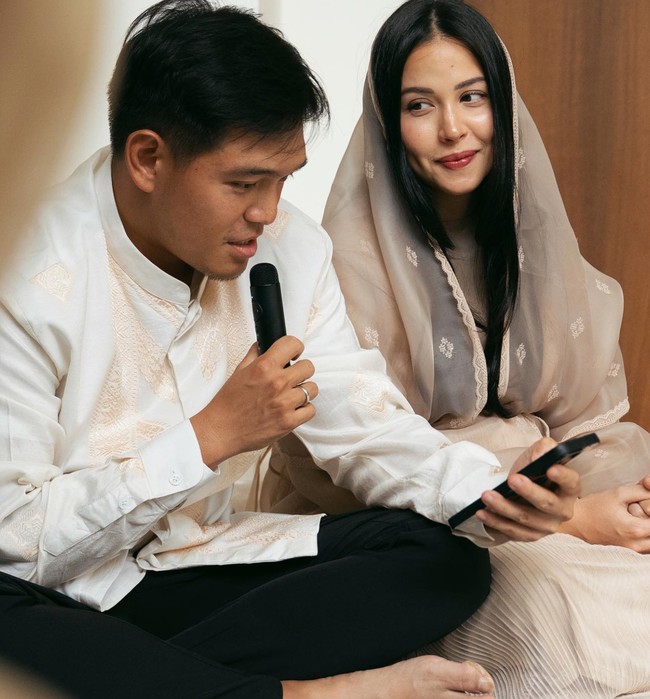 Estelle tampil sederhana dengan hanya mengenakan baju panjang berwarna coklat dan kain penutup berwarna senada di kepalanya. Rambut panjangnya tampak dibiarkan terurai dan wajahnya pun hanya diberi riasan minimalis. Walaupun demikian penampilan Estelle tetap terlihat cantik menawan. Foto: Instagram/@estelleelinden