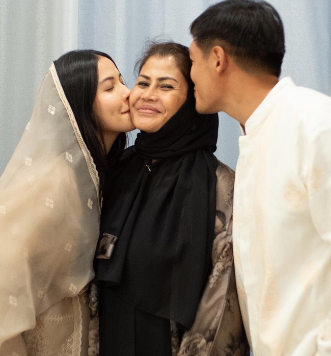 Acara pengajian 7 bulanan Estelle Linden pun tampak digelar secara sederhana. Terlihat beberapa anggota keluarga yang hadir di acara tersebut. Foto: Instagram/@estelleelinden