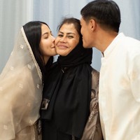 Acara pengajian 7 bulanan Estelle Linden pun tampak digelar secara sederhana. Terlihat beberapa anggota keluarga yang hadir di acara tersebut. Foto: Instagram/@estelleelinden