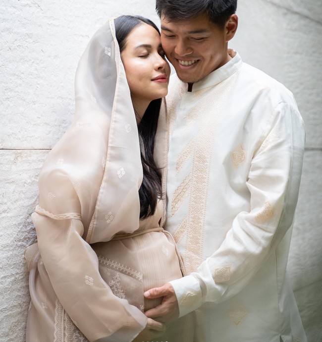 Dalam foto terlihat jelas baby bump di perut Estelle yang sudah semakin membesar. Walaupun tengah hamil besar namun penampilan Estelle tetap terlihat cantik dan banjir pujian dari para netizen. Foto: Instagram/@estelleelinden