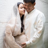 Dalam foto terlihat jelas baby bump di perut Estelle yang sudah semakin membesar. Walaupun tengah hamil besar namun penampilan Estelle tetap terlihat cantik dan banjir pujian dari para netizen. Foto: Instagram/@estelleelinden