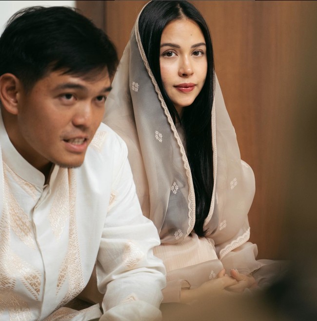 Memasuki usia kehamilan 7 bulan, Estelle Linden dan suaminya, Pang Xue Kai menggelar acara pengajian untuk sang jabang bayi. Meski sang suami baru saja menjadi mualaf dan belum lancar mengaji, namun pria asal Singapura itu tampak begitu semangat mengikuti acara pengajian tersebut bersama istrinya. Foto: Instagram/@estelleelinden