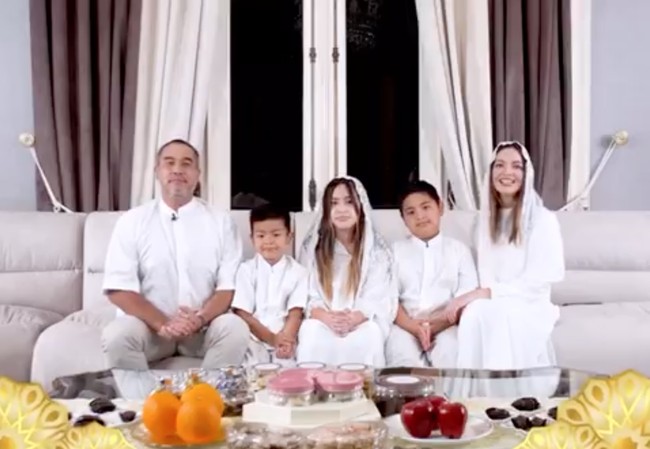 Nia Ramadhani bersama suami dan ketiga anaknya tampil mengenakan busana serba putih. Penampilan Nia dan keluarganya itu pun tak kalah mencuri atensi, terutama anak sulungnya, Mikhayla yang terlihat sudah semakin besar dan cantik. Foto: Instagram
