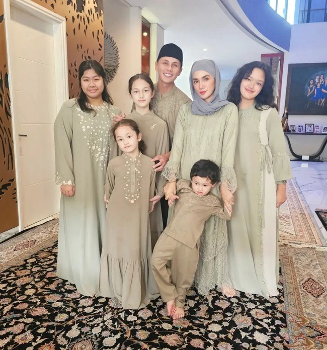 Gaya keluarga Andhika dan Ussy di momen lebaran dengan baju yang senada. Foto: Instagram