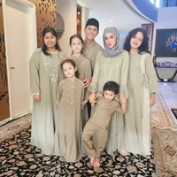 Gaya keluarga Andhika dan Ussy di momen lebaran dengan baju yang senada. Foto: Instagram