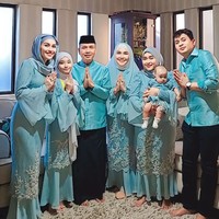 Ayu Ting Ting juga terlihat kumpul bersama keluarga di hari Lebaran. Ayu bersama orangtua, anak, adik dan iparnya itu terlihat kompak mengenakan busana berwarna biru. Penampilan Ayu, anak, adik, dan ibunya terlihat makin menawan dengan dilengkapi hijab berwarna senada dengan pakaian yang dikenakannya. Foto: Instagram