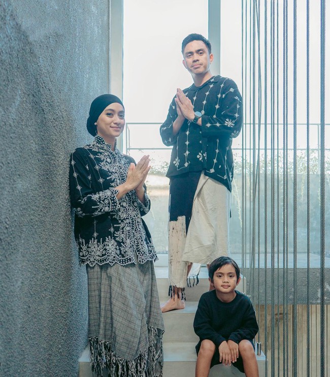 Ayudia Bing Slamet memilih tampil kompak dengan suami dan anaknya mengenakan busana berwarna hitam. Ayu tampil cantik mengenakan busana semi kebaya yang dipadukan dengan kain abu-abu yang memiliki aksen rumbai pada bagian bawahnya. Foto: Instagram