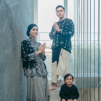 Ayudia Bing Slamet memilih tampil kompak dengan suami dan anaknya mengenakan busana berwarna hitam. Ayu tampil cantik mengenakan busana semi kebaya yang dipadukan dengan kain abu-abu yang memiliki aksen rumbai pada bagian bawahnya. Foto: Instagram