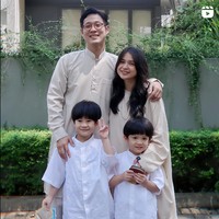 Putri Titian bersama keluarga memilih tampil sederhana. Putri tampil kompak dengan suaminya, Junior Liem, mengenakan busana berwarna krem. Sementara kedua anaknya mengenakan baju koko berwarna putih. Penampilan Putri Titian tampak begitu natural dengan rambut panjang dan wajah yang nyaris seperti tanpa makeup. Foto: Instagram