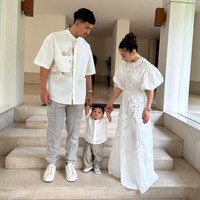 Nikita Willy tampil tak kalah mempesona mengenakan gaun panjang berwarna putih. Penampilannya itu terlihat kompak dengan suami dan anaknya yang juga mengenakan busana berwarna putih. Dengan rambut yang hanya dicepol ke atas, penampilan Nikita pun terlihat simpel. Foto: Instagram