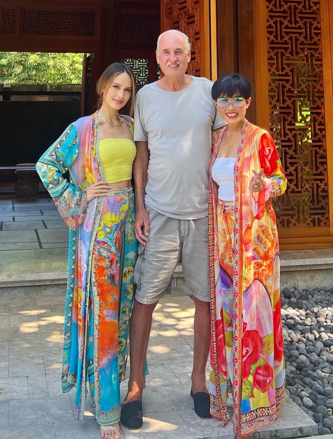 Tampil mengenakan crop top kuning yang dipadukan dengan outer dan celana panjang one set, penampilan Cinta Laura justru dinilai netizen terlalu seksi. Beberapa tampak memberikan nyinyiran di unggahannya tersebut. “Moment lebaran baju y kok seksi,” komentar @siti_asmiati. “Salah kostum neng,” komentar lainnya. Foto: Instagram