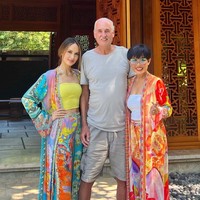 Tampil mengenakan crop top kuning yang dipadukan dengan outer dan celana panjang one set, penampilan Cinta Laura justru dinilai netizen terlalu seksi. Beberapa tampak memberikan nyinyiran di unggahannya tersebut. “Moment lebaran baju y kok seksi,” komentar @siti_asmiati. “Salah kostum neng,” komentar lainnya. Foto: Instagram