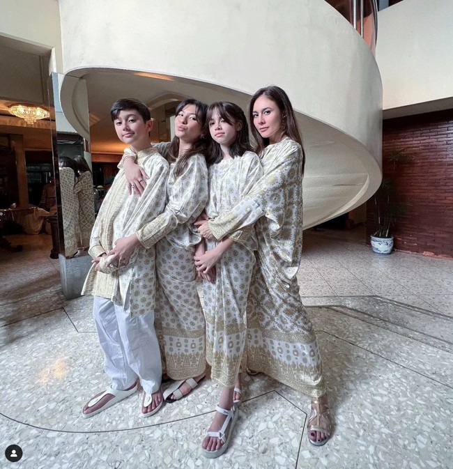 Wulan Guritno memilih tampil kompak di hari lebaran bersama ketiga anaknya. Wulan dan anak-anaknya itu terlihat mengenakan busana bernuansa coklat dan putih. Wulan dan kedua anak perempuannya mengenakan kaftan panjang, sementara anak laki-lakinya mengenakan baju kurta senada yang dipadukan dengan celana panjang berwarna putih. Foto: Instagram