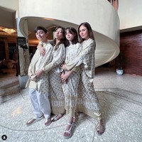 Wulan Guritno memilih tampil kompak di hari lebaran bersama ketiga anaknya. Wulan dan anak-anaknya itu terlihat mengenakan busana bernuansa coklat dan putih. Wulan dan kedua anak perempuannya mengenakan kaftan panjang, sementara anak laki-lakinya mengenakan baju kurta senada yang dipadukan dengan celana panjang berwarna putih. Foto: Instagram