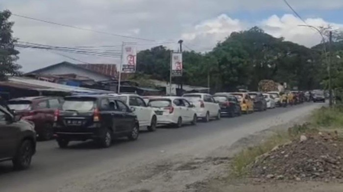Jalan Poros Gowa-Takalar di wilayah Limbung, Kabupaten Gowa, Sulawesi Selatan (Sulsel) macet parah.