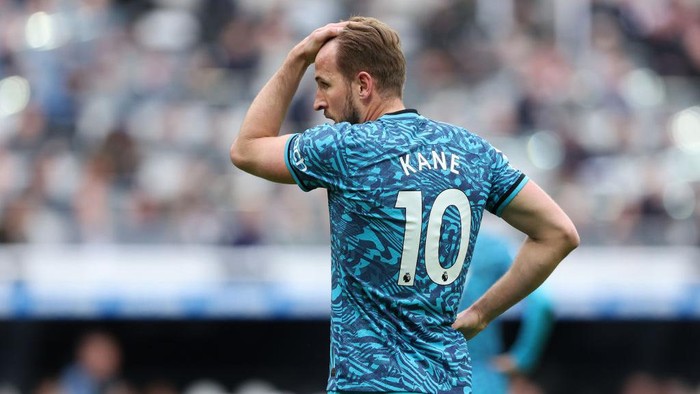 NEWCASTLE UPON TYNE, ENGLAND - APRIL 23: Harry Kane of Tottenham Hotspur looks dejected during the Premier League match between Newcastle United and Tottenham Hotspur at St. James Park on April 23, 2023 in Newcastle upon Tyne, England. (Photo by Alex Livesey - Danehouse/Getty Images)