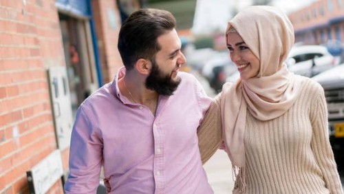 Ilustrasi suami istri bahagia dan harmonis.