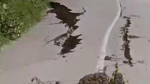 Retakan jalan provinsi di Sumbawa, NTB, semakin parah. Bahkan, sebagian jalan yang retak sudah ambruk.