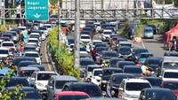 Sebanyak 25 ribu kendaraan wisatawan melintasi jalur wisata Puncak, Kabupaten Bogor saat H+1 Lebaran.