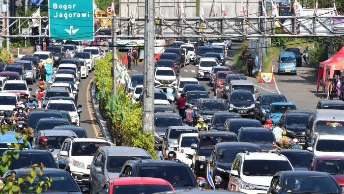 Kendaraan memadati jalur wisata Puncak di Simpang Gadog, Ciawi, Kabupaten Bogor, Jawa Barat, Minggu (23/4/2023). Sebanyak 25 ribu kendaraan wisatawan melintasi jalur wisata Puncak, Kabupaten Bogor saat H+1 Lebaran sehingga Polres Bogor memberlakukan sistem satu arah (one way) secara situasional. ANTARA FOTO/Arif Firmansyah/rwa.