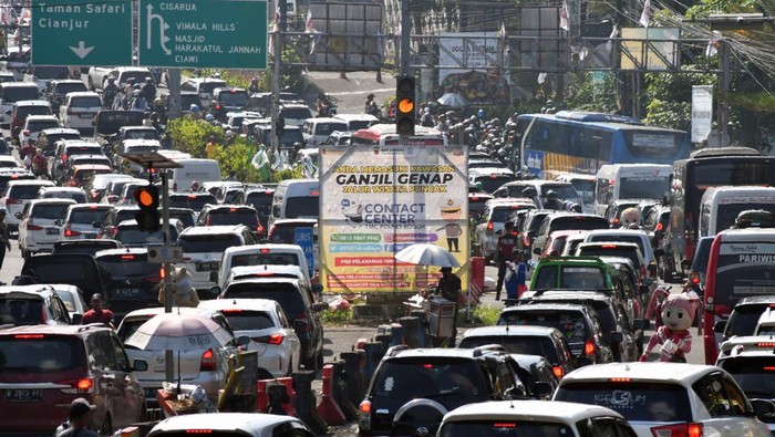 Kendaraan memadati jalur wisata Puncak di Simpang Gadog, Ciawi, Kabupaten Bogor, Jawa Barat, Minggu (23/4/2023). Sebanyak 25 ribu kendaraan wisatawan melintasi jalur wisata Puncak, Kabupaten Bogor saat H+1 Lebaran sehingga Polres Bogor memberlakukan sistem satu arah (one way) secara situasional. ANTARA FOTO/Arif Firmansyah/rwa.